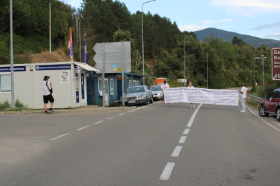 Sırbistan'ın Kosova ile sınır geçişlerinde yol kapatma eylemi başlatıldı