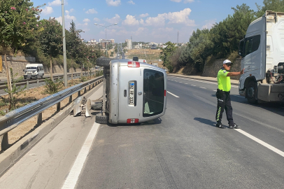 Bariyerlere çarpan araç takla attı