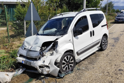 Bursa'da 2 otomobil kafa kafaya çarpıştı