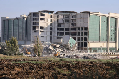 Hatay'da 10 katlı iş merkezi yıkıldı