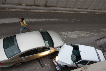 İki otomobil altgeçitte kafa kafaya çarpıştı