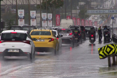 İstanbul'da sağanak yağış etkili oldu, yollar göle döndü