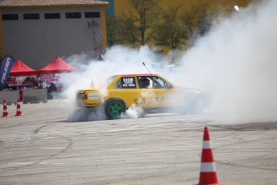 Konya'da slalom yarışı ve drift gösterisinde otomobiller tozu dumana kattı