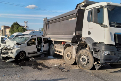 Balıkesir'de hafif ticari araçla kamyon çarpıştı