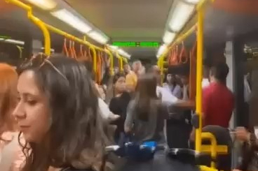 Bursa metrosunda yer verme kavgası kamerada