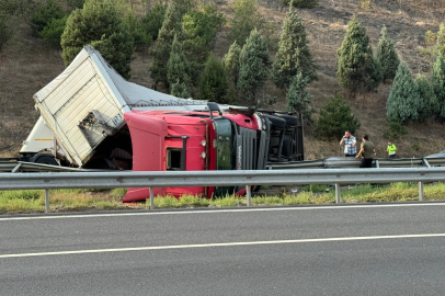  Kolonya yüklü tır devrildi