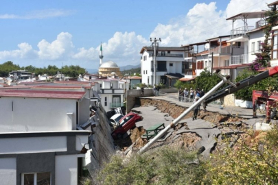 İzmir'de 3 araç, yıkılan istinat duvarının altında kaldı