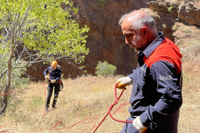 Kayalıkta mahsur kalan 3 keçiyi AFAD ekipleri kurtardı