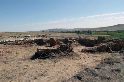 3 bin 900 yıl öncesine ait el baskısı ve sıvama izleri bulundu