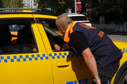 Taksim'de taksimetre açmayan taksilere ceza yağdı