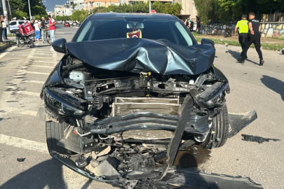 Hatay'da otomobilin çarptığı motosikletteki 3 kişi yaralandı