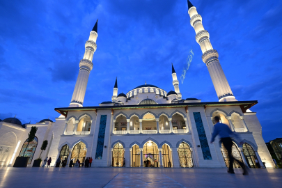 İstanbul'daki camilerde Mevlit Kandili dualarla idrak edildi