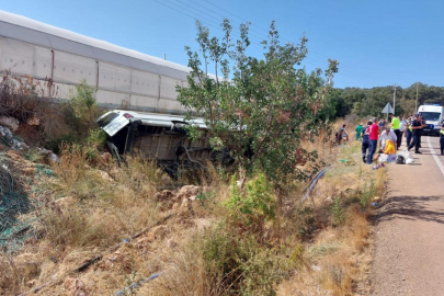 Antalya'da tur minibüsü şarampole devrildi