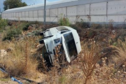 Antalya'da tur minibüsü şarampole yuvarlandı: 13 kişi yaralandı