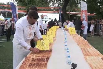 Bursa'da 10 dakikada 15 metre börek yedi, altınları kazandı