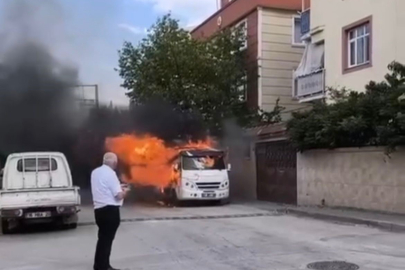 Bursa'da park halindeki minibüs alev alev yandı