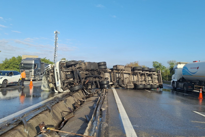 Sakarya'da etilen glikol yüklü tanker bariyerlere çarpıp devrildi