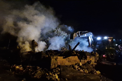 Alevlere teslim olan tandır evi küle döndü