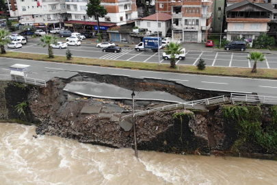 Artvin’in Hopa ilçesinde çöken yol havadan görüntülendi