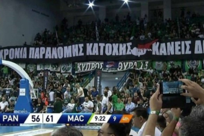 Panathinaikos taraftarlarından skandal pankart eylemi