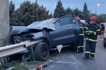 Feci kaza: Araç bariyere saplandı