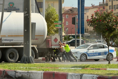 Yolda kalan yakıt tankerini imdadına polis ekipleri yetişti