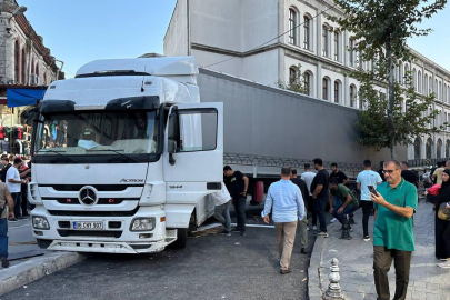 Beton refüje takılan tır yolu kapattı