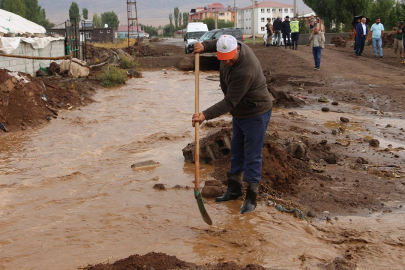 Bitlis'te sağanak ve heyelan: Yol kapandı