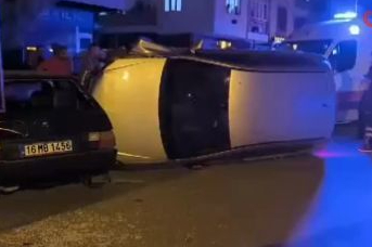 Bursa'da kontrolden çıkan araç diğer otomobillere çarptı