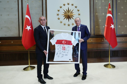 Cumhurbaşkanı Erdoğan, TFF Başkanı Hacıosmanoğlu ile beraberindekileri kabul etti