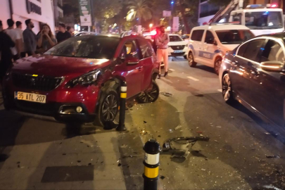 Kadıköy'de kontrolden çıkan otomobil, park halindeki araçlara çarptı