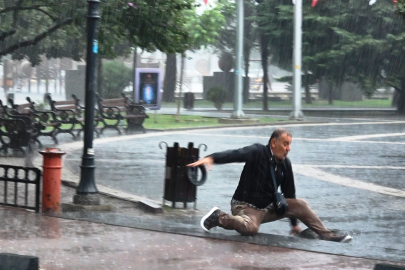 Samsun'da sağanak vatandaşlara zor anlar yaşattı