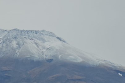 Süphan Dağı'na yılın ilk karı yağdı