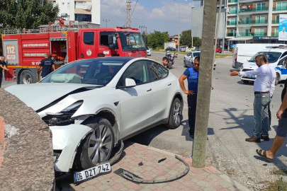 Hatay'da otomobil ve polis aracı çarpıştı: 3'ü polis 5 yaralı