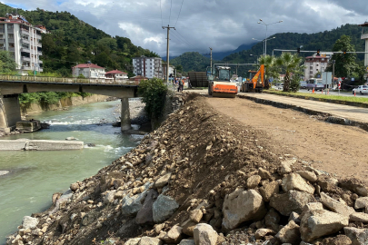 Hopa-Artvin karayolunda yaşanan çökmenin ardından çalışmalar sürüyor