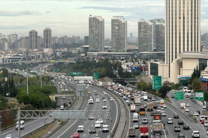 İstanbul'da haftanın son gününde trafik yoğunluğu yaşanıyor