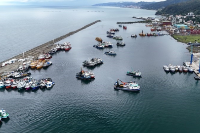 Karadeniz'de fırtına... Balıkçı tekneleri limana sığındı!