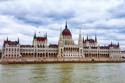 Macaristan'ın tarihi parlamento binası sel felaketinde zarar gördü