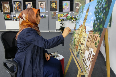 Resim yeteneğini, 100'den fazla yağlı boya tablo ile kişisel sergi açabilecek noktaya taşıdı