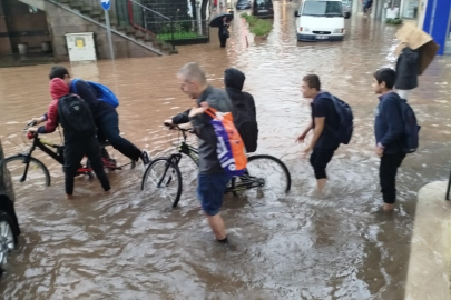 Trabzon'un Araklı ilçesinde şiddetli yağış etkili oluyor