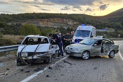 2 otomobilin çarpıştığı kazada 7 kişi yaralandı