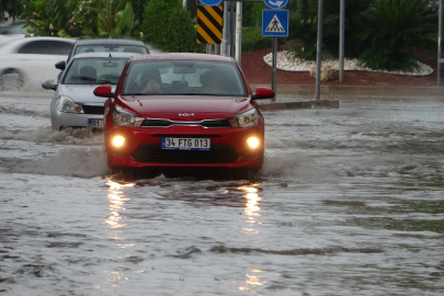 Adana'da aşırı yağış sonrası yollar göle döndü