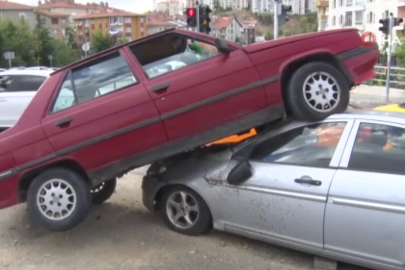 Ankara'da tuhaf kaza: Kontrolden çıkan araç çarptığı otomobilin üzerinde kaldı