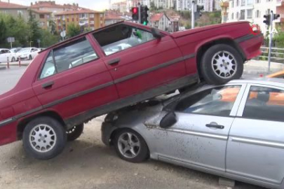 Ankara'da tuhaf kaza: Kontrolden çıkan araç çarptığı otomobilin üzerinde kaldı