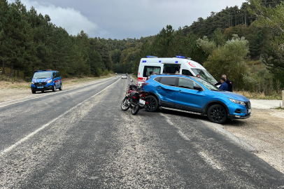 Kütahya'da otomobil ile motosiklet çarpıştı: 1 yaralı var