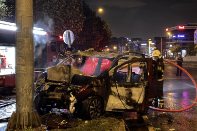 Bursa'da direğe çarpan ticari araç sürücüsü yaralandı