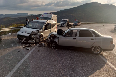 Karşı şeride geçip kaza yaptı: 3 yaralı