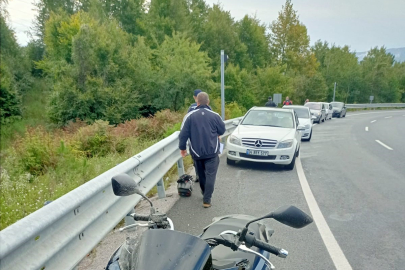 Otomobilin çarptığı motosiklet sürücüsü hayatını kaybetti