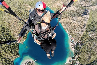 Fethiye'de 86 ve 81 yaşında iki Hollandalı turist yamaç paraşütü yaptı