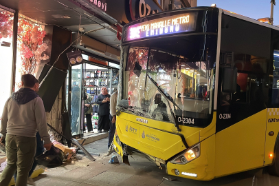 Kontrolden çıkan otobüs gelinlik mağazasına girdi